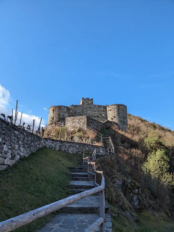 Das Tor und Eingang zur Ruine Hinterhaus