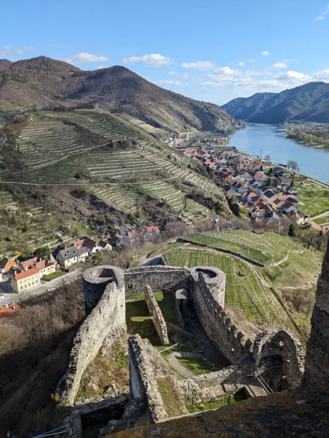 Panorama Ruine Hinterhaus mit Spitz, Donau und Tausendeimerberg.