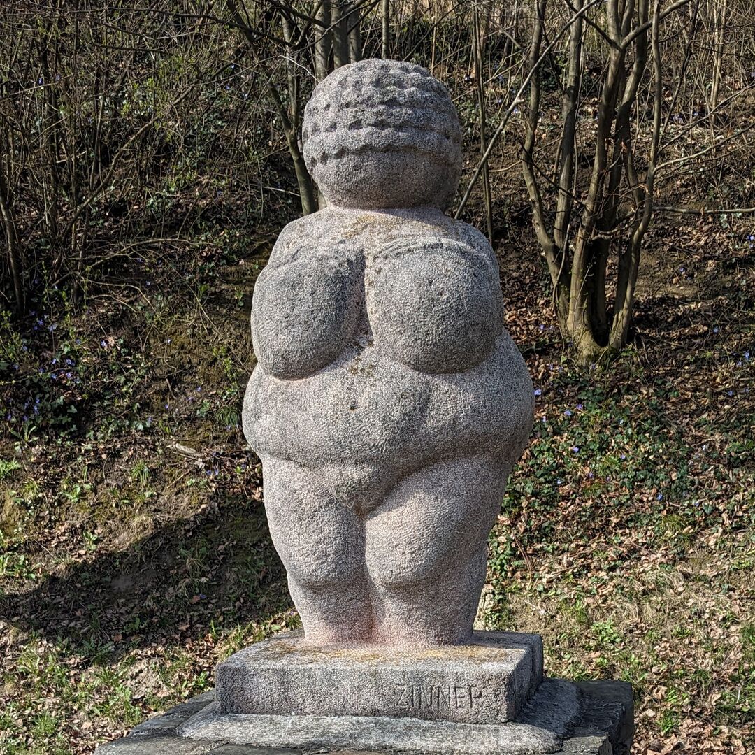 Statue der Venus von Willendorf am Fundort in Willendorf.