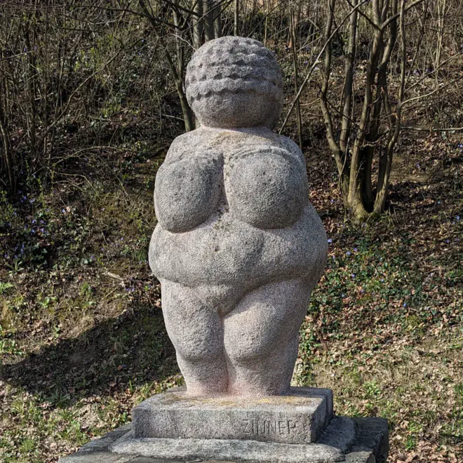 Statue der Venus von Willendorf am Fundort in Willendorf.