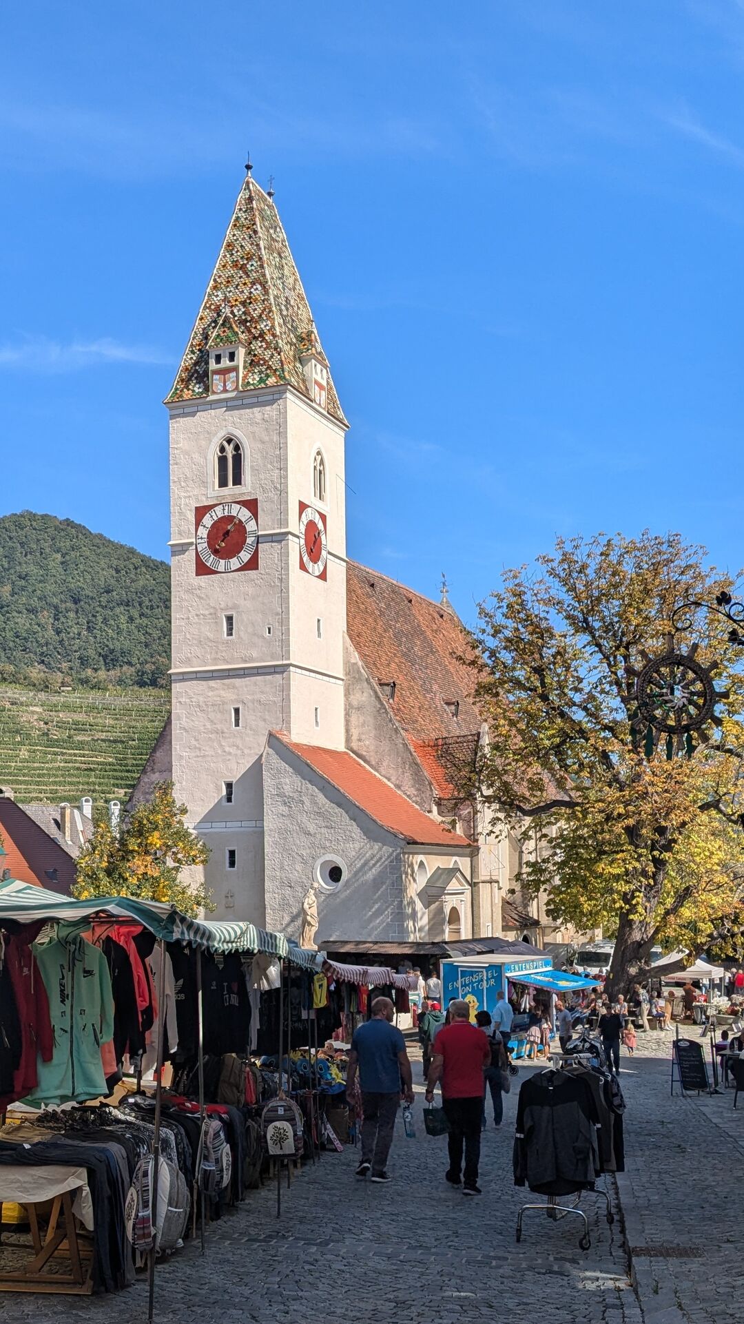 Marktplatz und Kirchturm Spitz an der Donau.