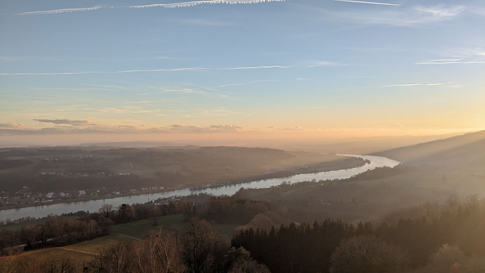 Sonnenuntergang im Nibelungengau von Maria Taferl aus. Nebelschwaden ziehen die Hügel hoch