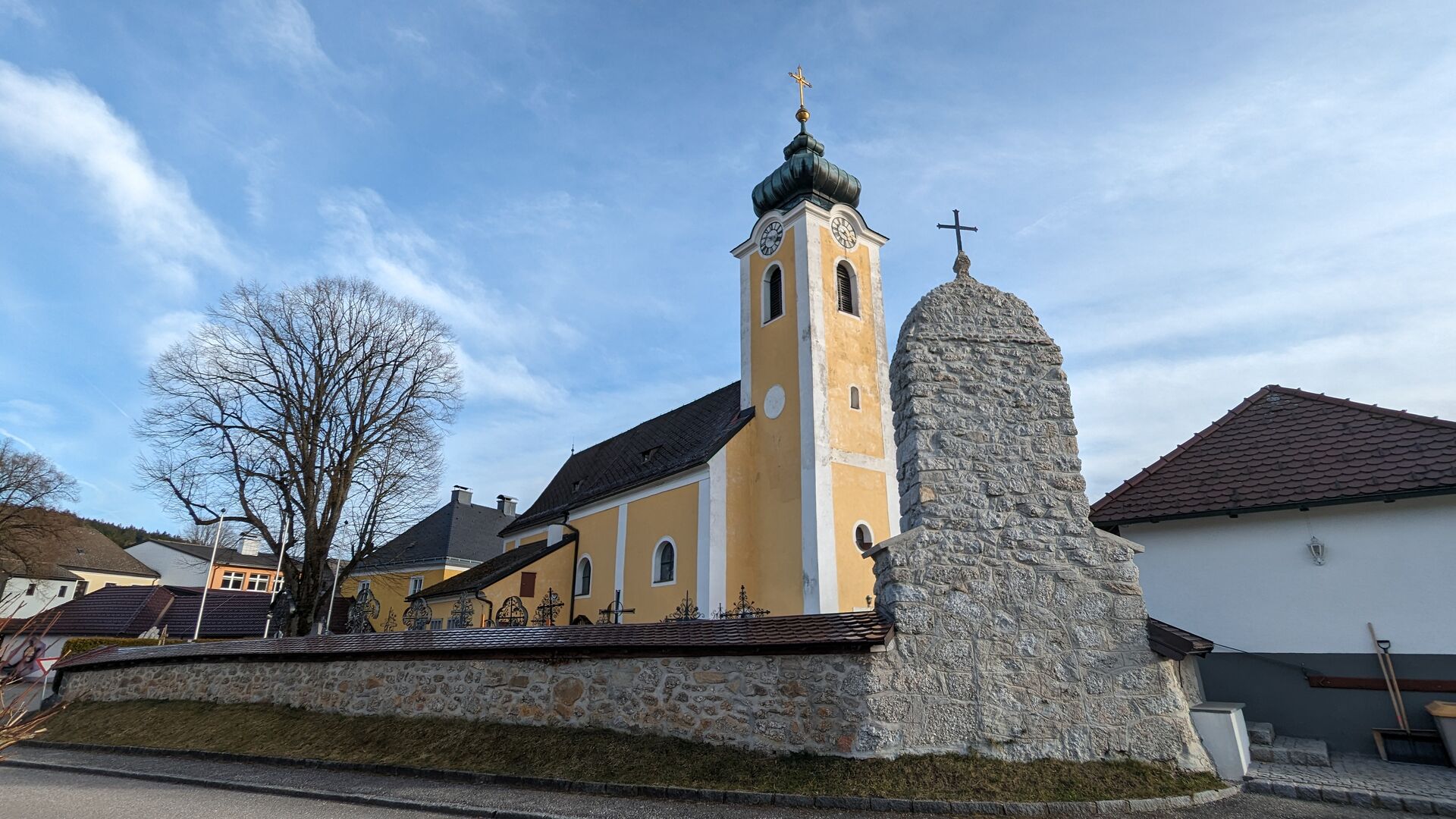 Kirche und Friedhof in Dorfstetten.
