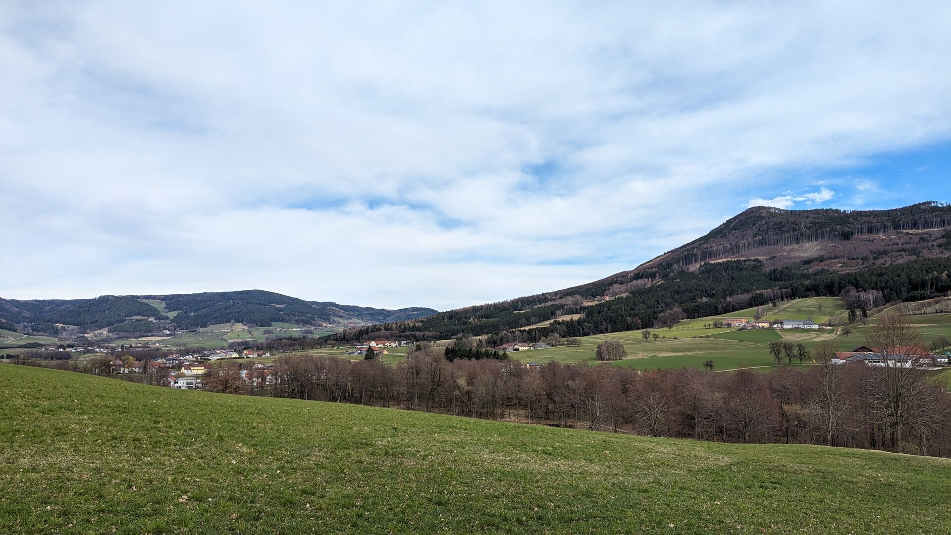Yspertal und Peilstein, um den das Tal einen Bogen macht.
