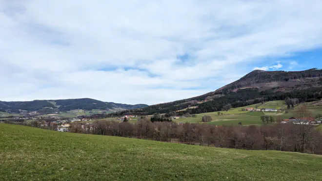 Yspertal und Peilstein, um den das Tal einen Bogen macht.