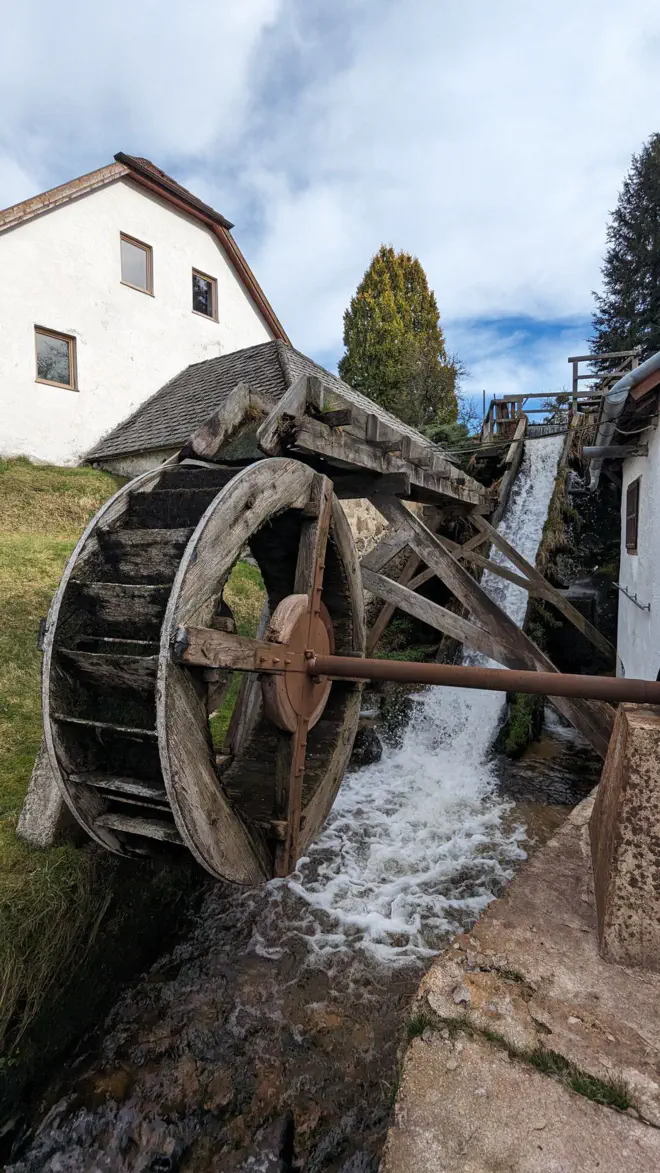 Altes Wasserrad der Perndlschmiede.