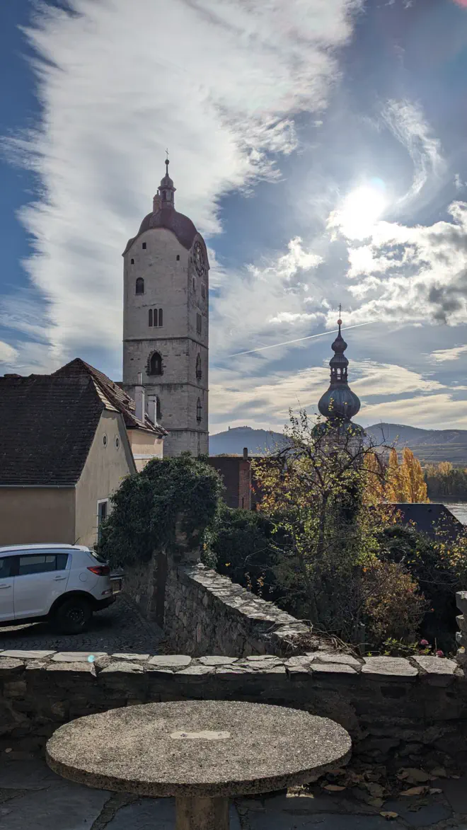Durch einen Torbogen Blick auf die Frauenbergkirche in Stein. Ein nettes Plätzchen für eine Rast mit Spritzer.