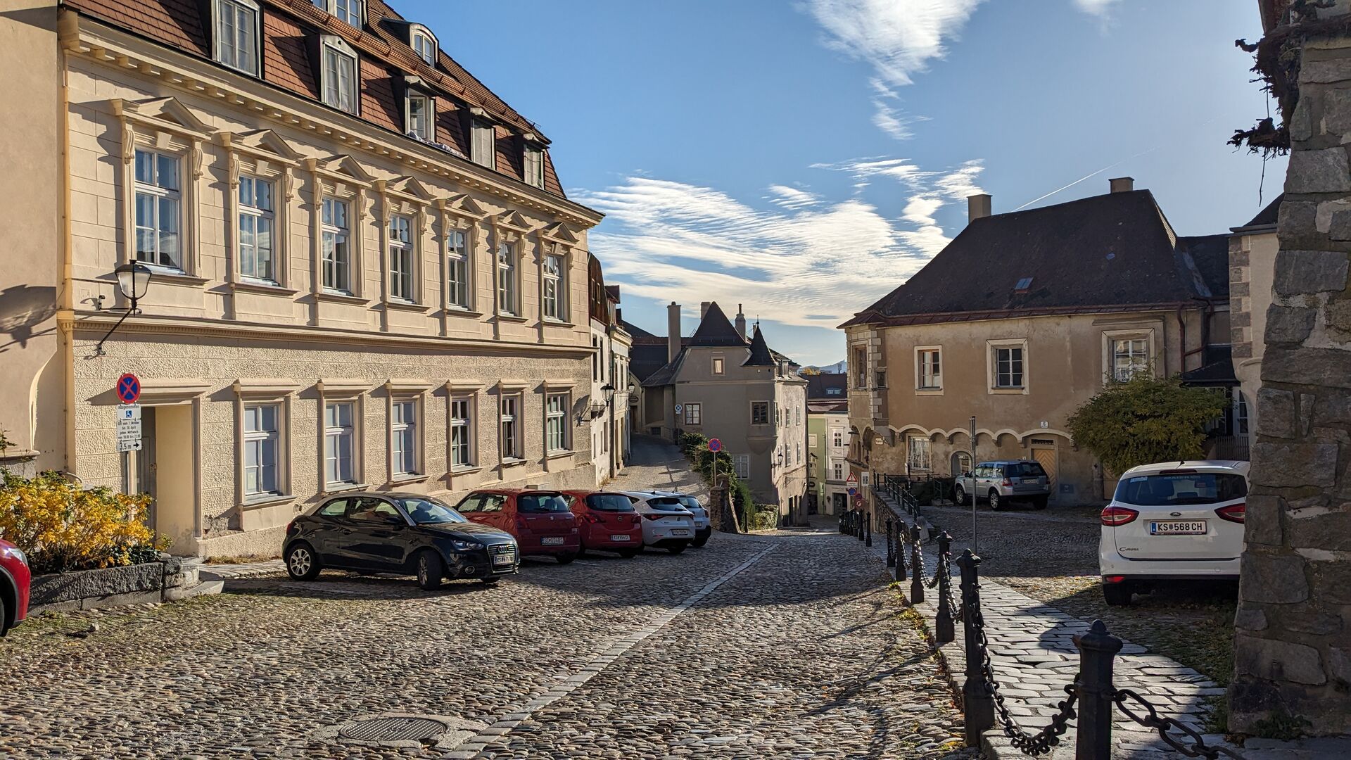 Die Kremser Altstadt am Hauptplatz mit Kopfsteinpflaster.