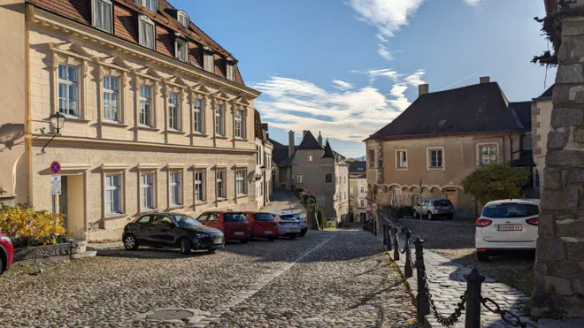 Die Kremser Altstadt am Hauptplatz mit Kopfsteinpflaster.