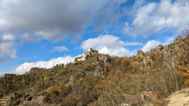 Ruine Dürnstein im herbstlichen Wald.