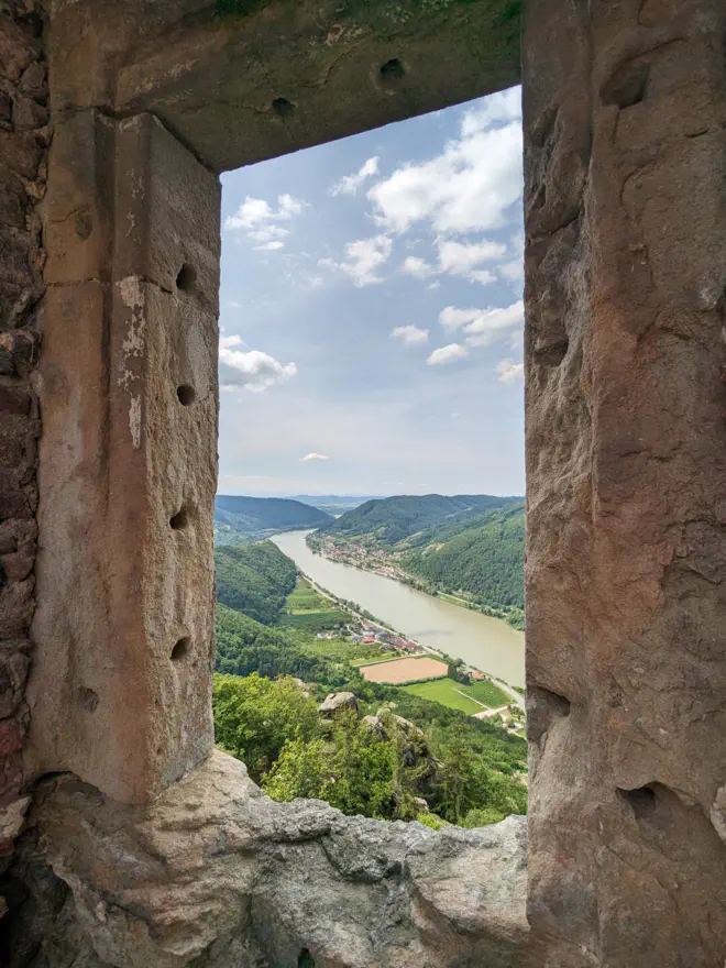 Fenster auf der Ruine Aggstein mit Blick auf Donautal nach Melk.