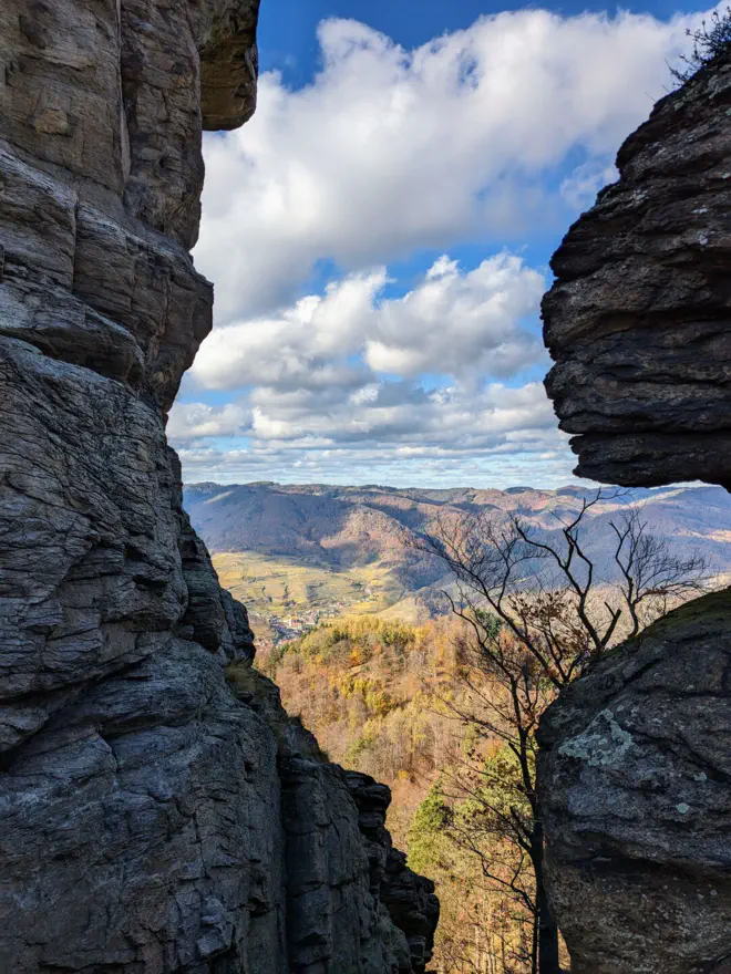 Guckloch zwischen zwei Felsen am Hohen Stein nach Spitz an der Donau.