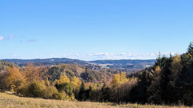 Wallfahrtskirche Maria Langegg im herbstlichen Dunkelsteinerwald.