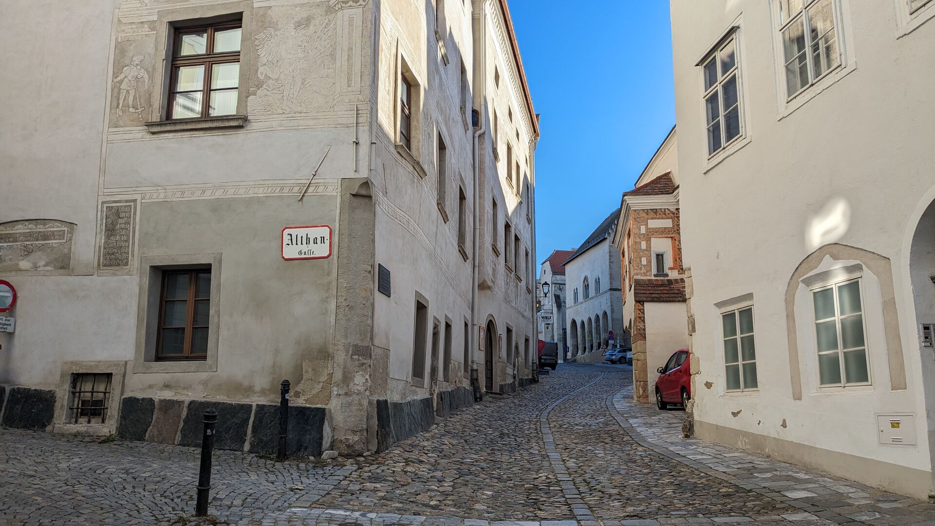 Bergauf zur Gozzoburg durch die mittelalterlichen Gassen in Krems.