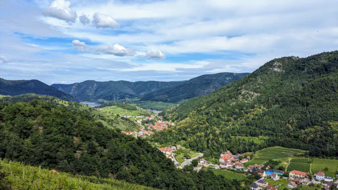 Spitzer Graben mit Blick auf Donau, den Tausendeimerberg und die Ruine Hinterhaus.