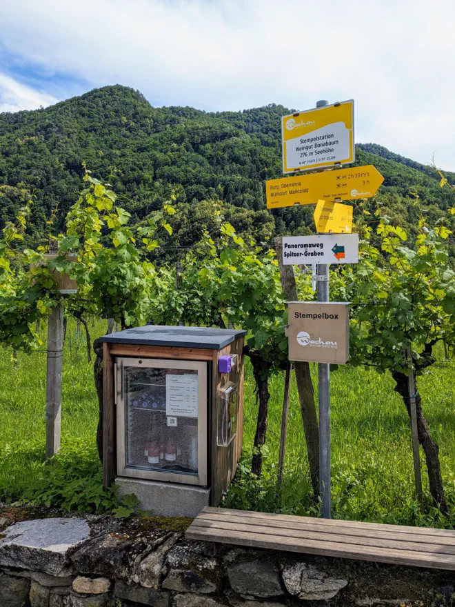 Weinstation Heuriger Donabaum und Stempelbox für den Welterbesteig im Spitzer Graben.