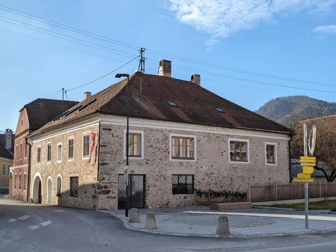 Der kleine Dorfplatz in Aggsbach Markt.