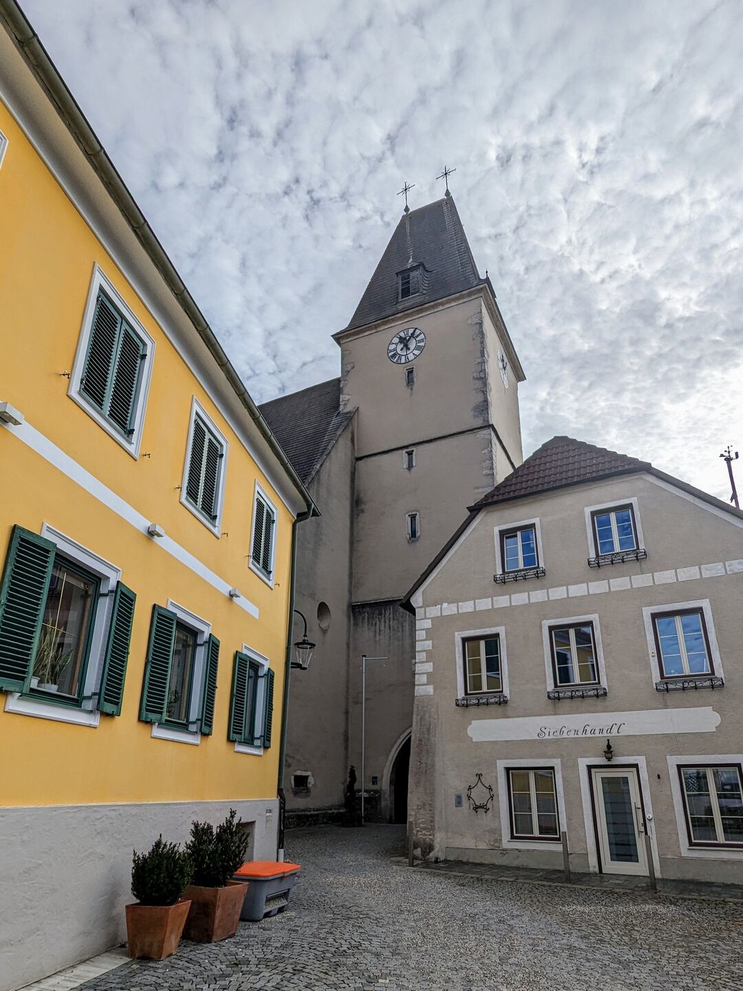 Die Wallfahrtskirche Maria Laach formt einen schönen Dorfplatz mit den Gasthäusern.