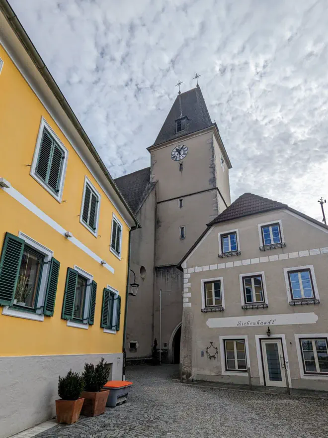 Die Wallfahrtskirche Maria Laach formt einen schönen Dorfplatz mit den Gasthäusern.