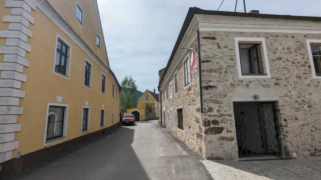 Enge Dorfstraße in Aggsbach Markt.